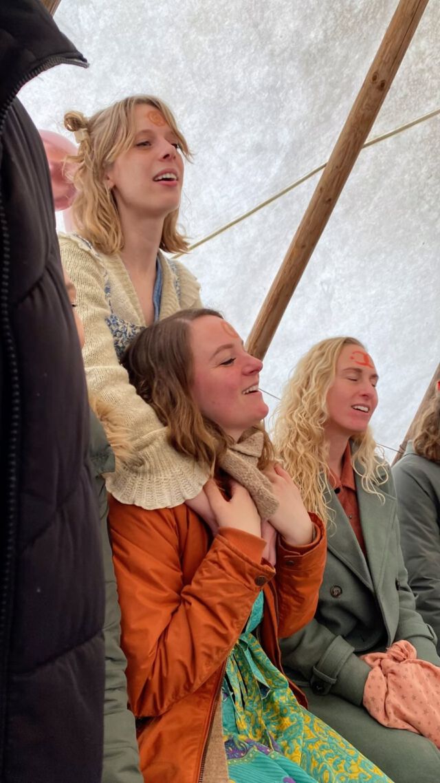 Inwijdings ceremonie van @landsofthesettingsun 

Wat was dit een bijzondere dag ♥️ Een dag waar ik al 3 jaar op had gewacht en die natuurlijk áltijd anders is dan dat je haar had voorgesteld. Ontwapening, ontroering en bovendien een enorm groot gevoel van sisterhood en samenzijn.

Ik mocht voor het eerst ervaren dat mijn NEE hartstikke welkom was. Dat ik er niet om hoefde te smeken, maar dat hij zelfs heilig is. Wat een bevrijdend en veilig gevoel. (Dankzij Astrid en Cher ✨)

Ook mijn awkwardness, ongemak, kwetsbaarheid en verdriet mocht er zijn. Een dag waarin ik echt ultiem mezelf mocht zijn. Ja hoe cliché het ook is, dit IS thuiskomen. 🔥

Ik had beloofd deze keer geen foto’s te maken maar te ervaren en zijn, maar kon het niet laten om toch stiekem wat sfeer plaatjes te nemen (met m’n iPhone, telt niet toch? 😜) en hier een mini reel van te maken! 

Bedankt aan het team van LotSS, alle spaceholders en alle sisters die er waren! ♥️

Ik vergeet er vast een miljoen: @vuur.vrouw @petra_skyggeheks @stefanievatta @bloo_ming_cher_ry @lottekuilder @fembinnenstebuiten @rose.sound.alchemy @nancy_bakx @thamaraschous @naoomtuinier @stienpost @sarah_van_genugten @maartjevanewijk.nl @aileen_loquet @yunavandenadel